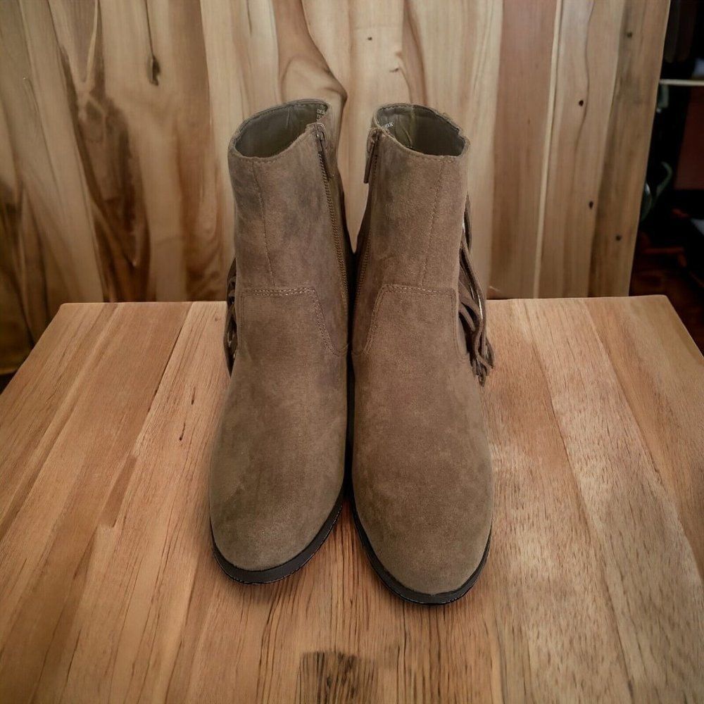 NEW WOMENS MADDEN GIRL DESCENT TAUPE ANKLE BOOTS WITH FRINGE 6.5 - Picture 2 of 9